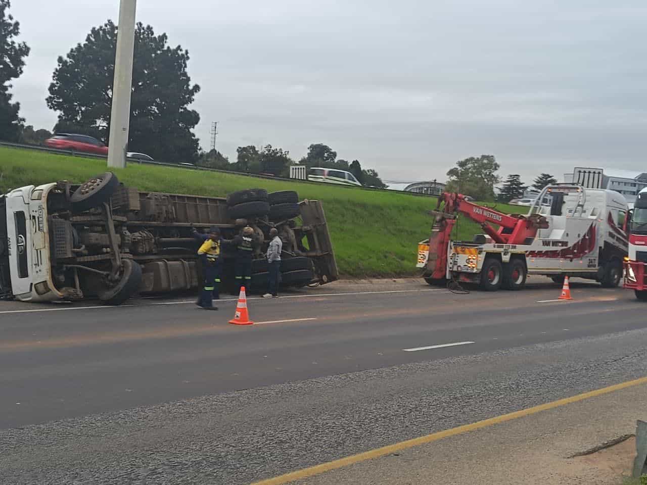 Major delays as truck overturns on busy Kempton Park route