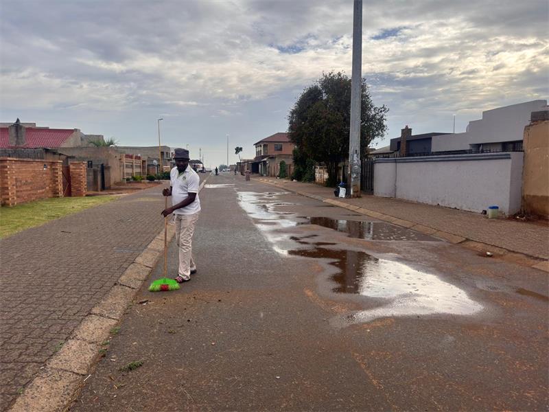 The community take measures into their own hands and voluntarily clean up their habitat.