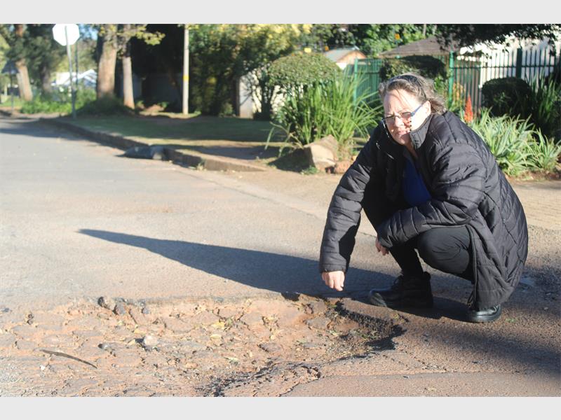 Ward 15 councillor Amanda Davison has urged the City of Ekurhuleni to prioritise pothole repairs and road resurfacing around several Kempton Park schools, warning that deteriorating roads are placing learners, parents and motorists at risk daily.