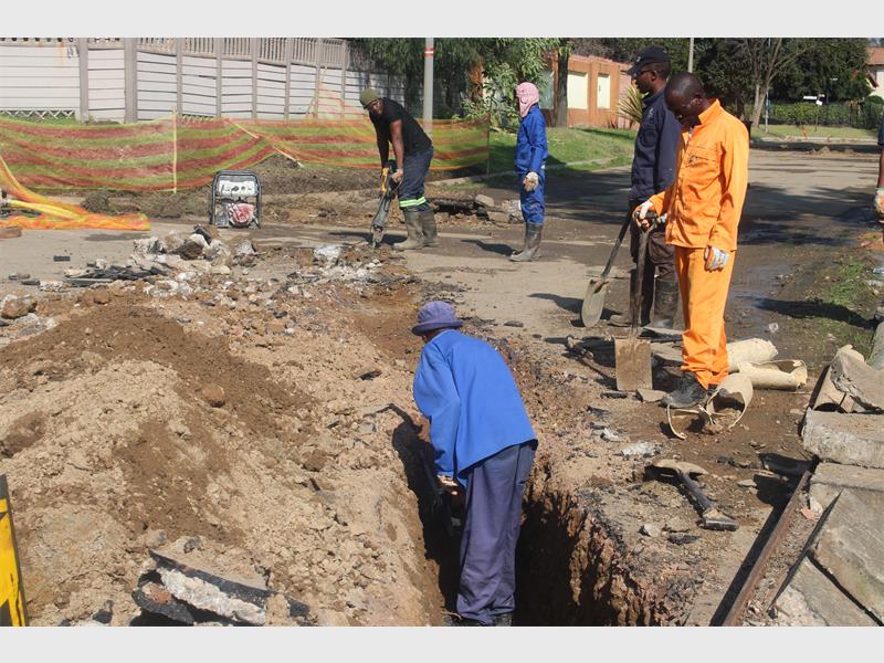 Long-awaited road repairs have started on Katakoeroe Street following worsening potholes in Birch Acres, with the City of Ekurhuleni confirming drainage upgrades and resurfacing work after a mayoral oversight visit.