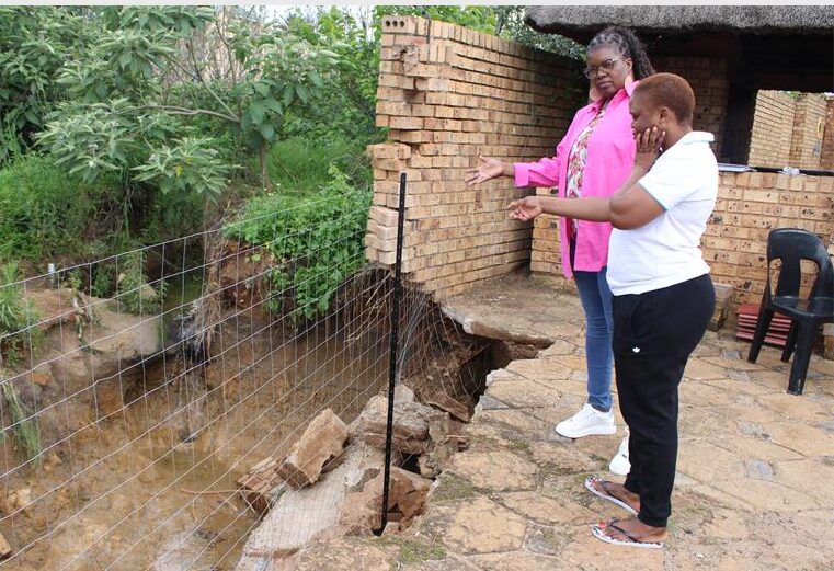 City of Ekurhuleni is starting with the stormwater pipe project repairs after causing a wall at a residential complex.