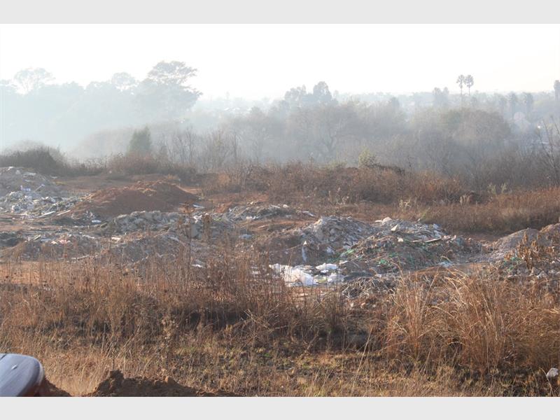 Glen Marais residents have expressed growing frustration over increasing illegal dumping along Pretoria Road, opposite Birchleigh Station. Residents claim the area was initially used by nearby builders who dumped excess construction material, including large amounts of soil and bricks. However, they say the problem has continued to escalate as more people began dumping household waste