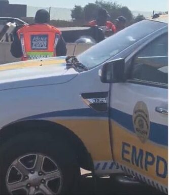 Items confiscated during the operation included cooking pots with pap and meat inside, empty catering pots, bags of oranges, chairs, tables, cooler boxes, braai stands, spoons used for eating, toolboxes with spanners and dust bins belonging to the municipality, were all confiscated from illegal traders.