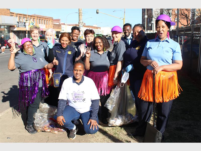 Arwyp Medical Centre, Kempton Park SAPS Social Crime Prevention and People Opposing Women Abuse (POWA) joined hands and embarked on 67 Minutes of Mandela Day cleanup campaign.