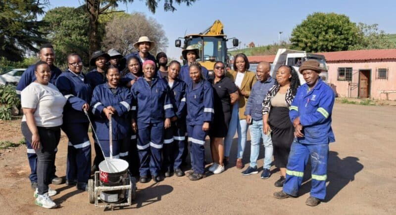 The City of Ekurhuleni and its partners are equipping 215 young people with road rehabilitation and tar-patching skills through a programme combining theoretical training with practical workplace experience.