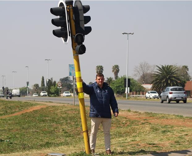 Residents say the traffic lights at the Atlas Road and Checkers intersection repeatedly fail, leaving motorists facing dangerous conditions and contributing to accidents and congestion.