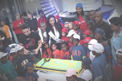 Everyone prepares to sing the happy birthday song to Madiba and to blow out the candles.