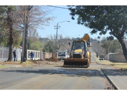 The repair of the water pipe is taking up the width of Botha Street in Elsburg, with no warnings or safety markings this construction site poses a threat to both the public and the workers repairing the pipe.