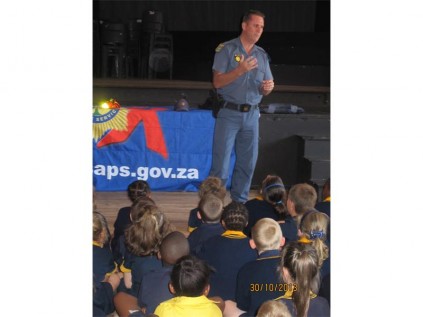 WO André de Jager explains the daily functioning of the SAPS to the children at Laerskool Delville, last Wednesday.