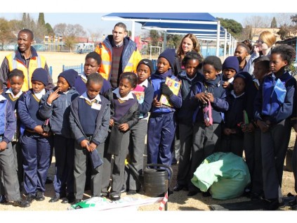 Food and Trees for Africa were invited to be part of the environmental week initiative held at Primrose Primary School, on Wednesday, June 25. Food and Trees for Africa took time to teach the Grade Three and Grade Four students how to plant trees.