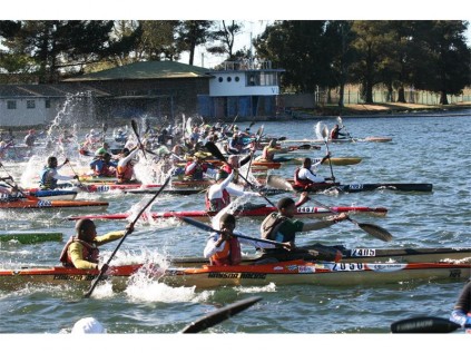 A water-splash affair as paddlers leave the starting point.