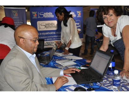 Member of the Mayoral Committee on Finance Clr Moses Makwakwa (left) demonstrates to Clr Bruna Heilel how quick and easy it is to register with e-Siyakhokha.