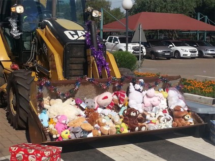 There were so many teddy bears donated to Germiston Child Welfare by employees from Roshcon Construction, that they had to be transported by TLB.