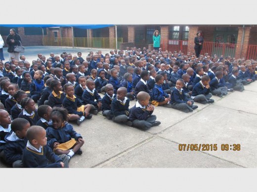 The children of the Primrose Junior Primary School listen carefully to the Primrose police’s presentation.