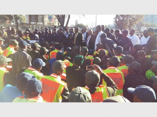 Ekurhuleni’s executive mayor, Clr Mondli Gungubele, addressed protesting Ekurhuleni Peace Corps members, asking them to submit a memorandum to his office, so that he can respond to their demands for answers.