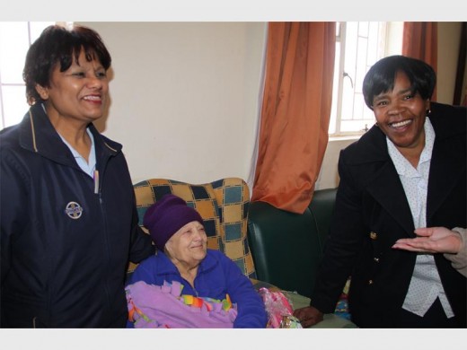 Netcare Sunward Park Hospital nursing manager Saloshni Naidu (left), Kowa Pienaar Old Age Home resident Dina van Staden and paediatric ward unit manager Stella Ndebele get to know one another.