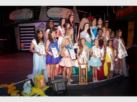 Zandri Swanepoel (front row, second from left) with all the finalists in the Miss SA School Ambassador 2015 competition, at the announcement of the winner, last Saturday.