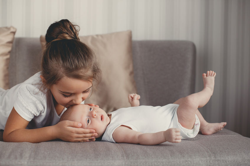 How to introduce your new baby to their older sibling(s)
