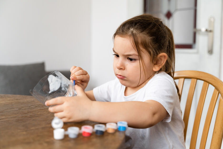 Make flowers from a recyclable water bottle