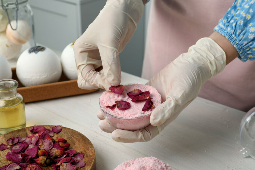 Sunday craft: Help your child make a bath bomb