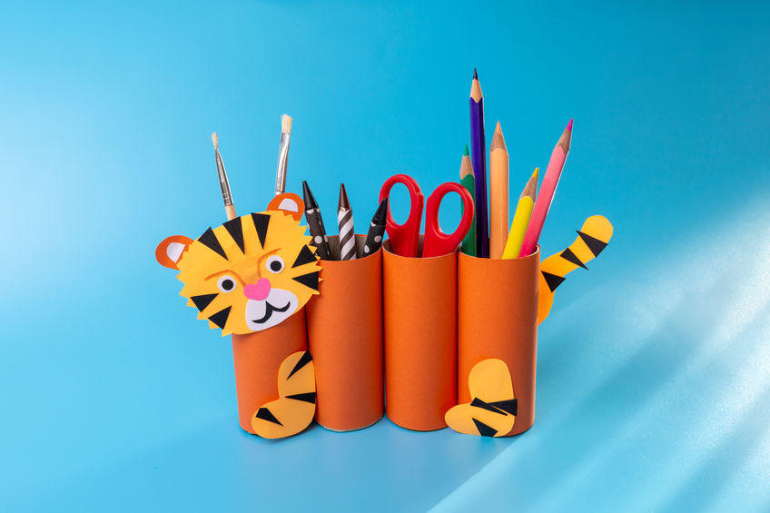 Transform a toilet roll into an animal pen holder