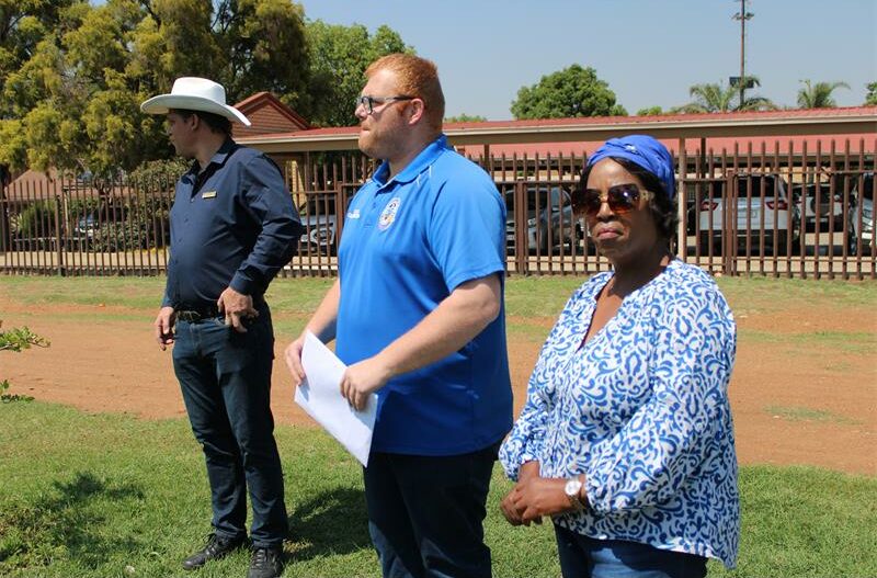 Despite the City of Ekurhuleni’s environmental progress reports, Elspark residents continue to suffer from a persistent sulphuric odour they say affects their health and property.