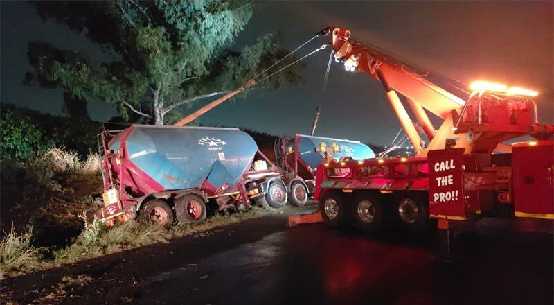 Emergency teams contained a minor ammonium nitrate spill after a truck jackknifed and overturned, temporarily closing both lanes of the R25.
