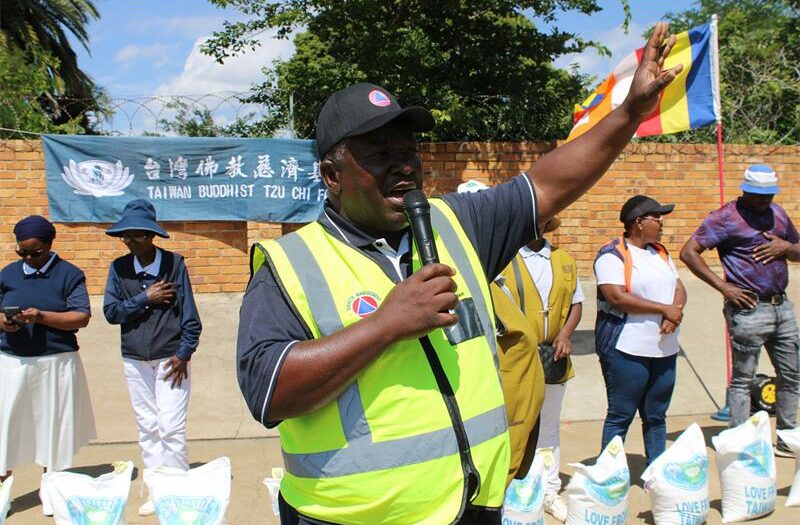 Tzu Chi volunteers and community leaders helped distribute rice to hundreds of Primrose residents as part of the foundation’s festive season outreach.