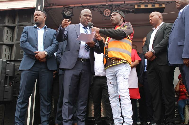 The union accused the city of years-long delays on key matters including leave encashment, salary disparities, insourcing and safety provisions, giving the mayor 14 working days to respond.