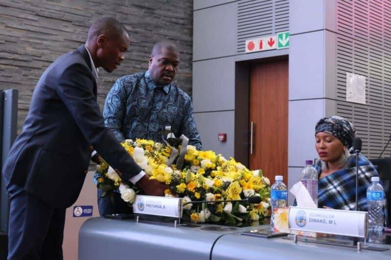 Executive Mayor Nkosindiphile Xhakaza led a candlelight ceremony honouring the life and service of the late MMC for Roads and Transport Planning.