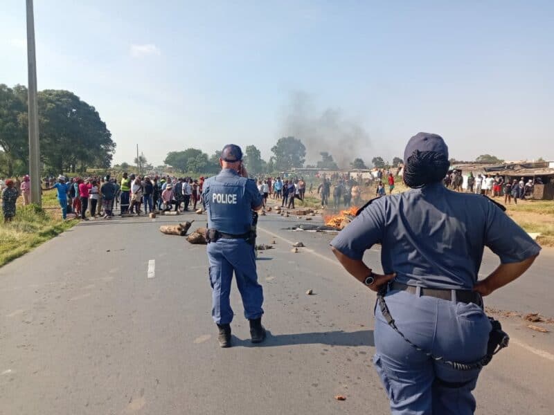 Residents of the Makau informal settlement took to the streets on Tuesday morning, February 10, after school transport buses were reportedly stopped from providing their service.