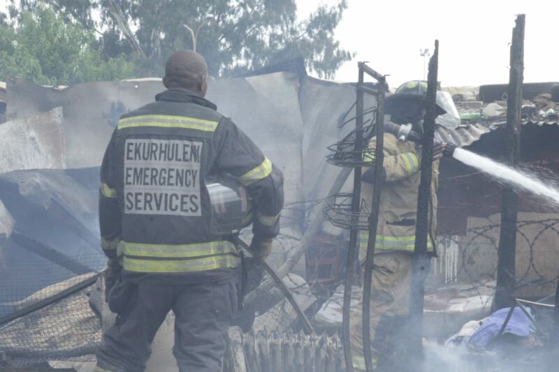 A swift response from the City of Ekurhuleni’s fire department prevented further disaster this morning as multiple shacks were engulfed by flames at the Makause informal settlement.