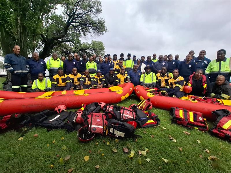The City of Ekurhuleni Aquatic team, alongside Johannesburg counterparts, braved the rain on Friday to sharpen water rescue skills at Germiston Lake, completing a 250m swim to the centre buoy.
