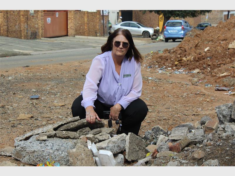 Hazardous sinkhole at Machine and Van Riebeeck streets is a growing concern.