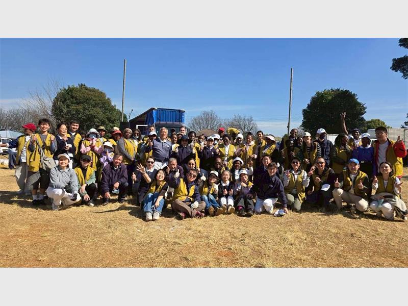 The Buddhist Tzu Chi Foundation South Africa distributed food parcels, clothing and other essentials to 1 848 vulnerable households during a winter relief drive at Primrose Police Station.