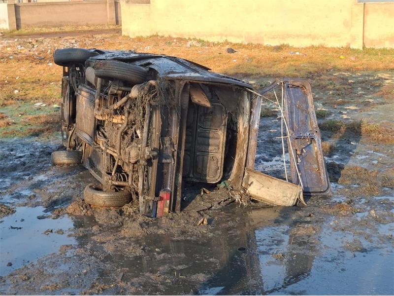 Scholar transport involved in a crash, scores of pupils hospitalised.