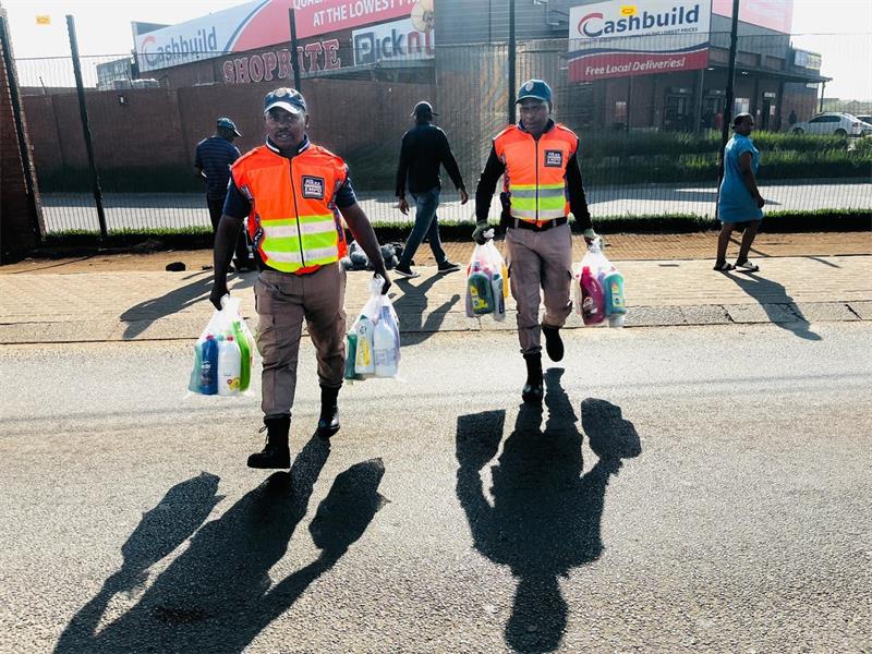 The EMPD confiscated goods from non-compliant hawkers during a by-law enforcement operation aimed at clearing pedestrian walkways near Sam Ntuli Mall in Katlehong.