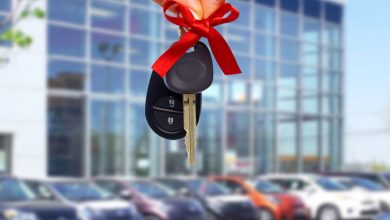 Dealer hand with a car key.