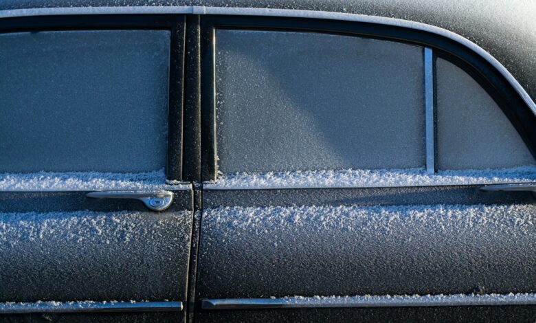 juha-lakaniemi-Y3gJZuWKyeg-unsplash icy car