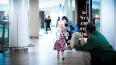 Mom and daugher with security officer