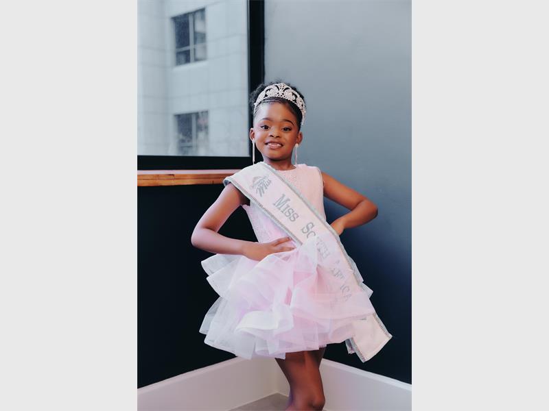 From the stage lights of Cape Town to dreams of the USA, seven-year-old Zano Ntshangase is proving that big dreams have no age limit. Crowned International Junior Miss SA Princess 2025, this young trailblazer is on a mission to inspire – one crown, one goal and one step at a time.