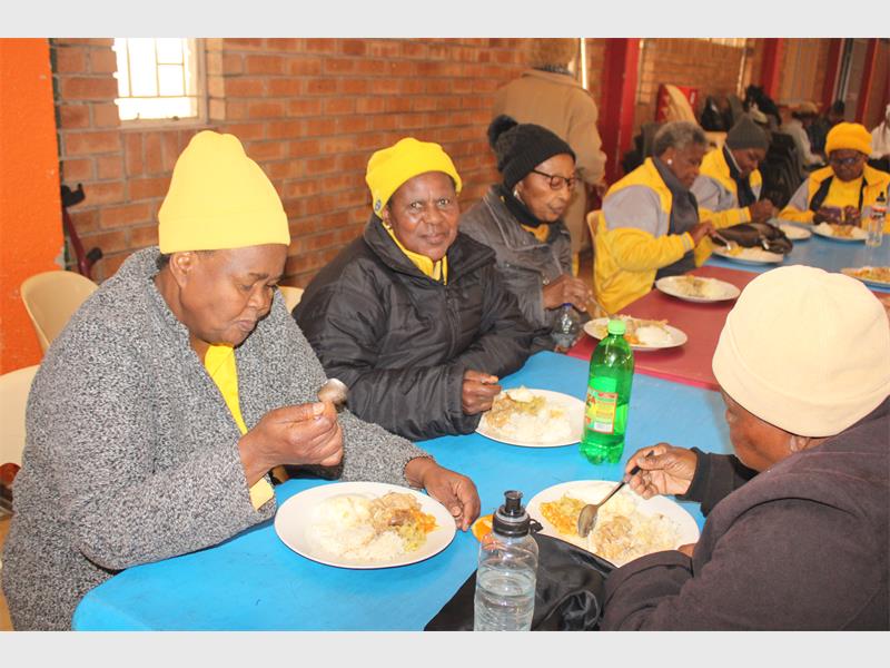 Local superstore honours Mandela Day with heartfelt visit to Kwa-Thema Society for the Care of the Aged.