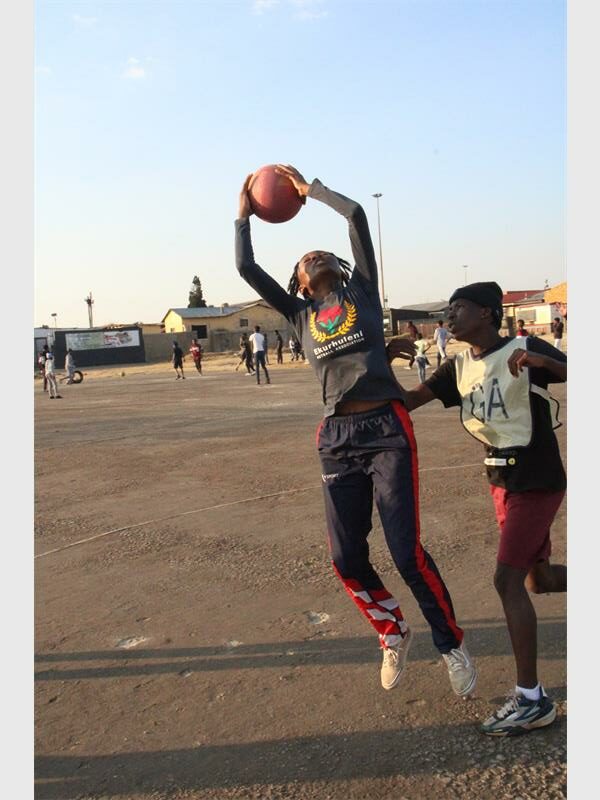 Local netball star Busisiwe Mahlangu (20) earns spot in Ekurhuleni squad for National Championships - now appeals for support to make her dream a reality.