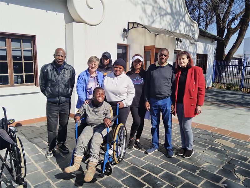 After sitting in discomfort in an old wheelchair, 17-year-old Mbali Ayanda Buthelezi from Kwa-Thema finally received a much-needed upgrade, bringing relief to both her and her dedicated mother.
