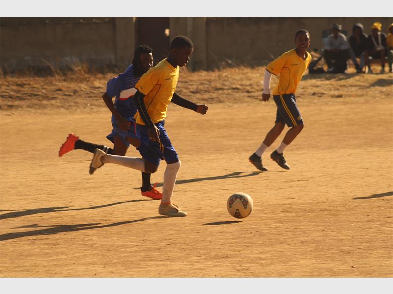 A thrilling local clash between FC Manu and Thubelisha United ends in a 2–2 draw, with coaches praising their players and calling for more community support.