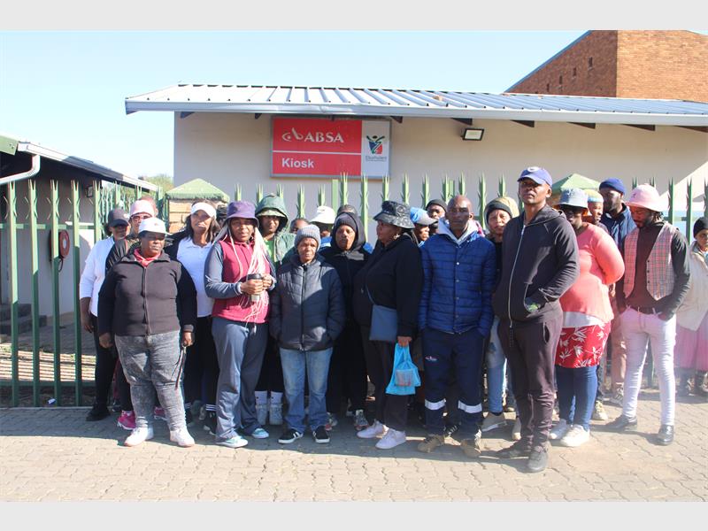A peaceful protest has been underway since Monday outside the Customer Care Centre, as residents raise concerns over the City of Ekurhuleni’s handling of employment contracts.