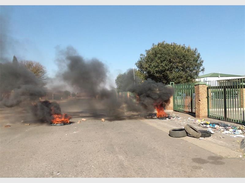 After weeks of unrest, the Kwa-Thema Customer Care Centre is open again, but only temporarily. Protesters demanding answers from the City of Ekurhuleni over job contract concerns have paused their blockade, giving the city until Friday to respond.