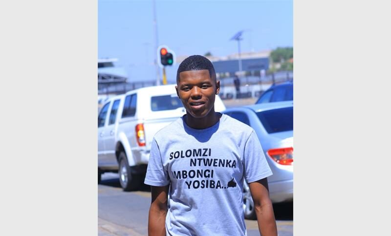 At just 22, Solomzi Ntwenka, also known as ‘Imbongi Yosiba’, is captivating audiences with multilingual poetry that inspires faith, hope and perseverance.