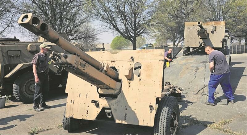 Following a nine-hour journey from Camden Military Base in Ermelo, a set of World War Two G1 guns has been delivered to the Springs Military and Mine Museum.