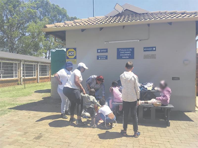 Brakpan NPO Village of Hope visited the East Rand Children’s Haven, joining in a child’s birthday celebration and donating clothing and shoes.